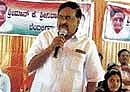 vitriolic: Former minister K Srinivasa Gowda speaking at a meeting of his supporters in Kolar on Sunday. dh photo