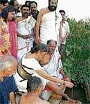 Final rites: The late actor Vishnuvardhans ashes being immersed in Cauvery at Srirangapatna on Thursday. DH Photo