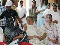 Prime Minister Manmohan Singhs wife Gurusharan Kaur (centre) during the Uthala function of her late sister Harpreet Kaur Kohli at the Gurudwara at Deshpande Nagar in Hubli on Friday. Dh photo