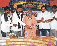 Pavagad Sriram inaugurating a village-level unit of Madiga Dandora at Kumbarahalli in Sira taluk. dh photo