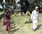 gandhiAN IDEALS Surendra Koulagi, Gandhian and Satyagraha leader with the children at Janapada Seva Trust in Melkote. A Khadi outlet (below). Photos by the author