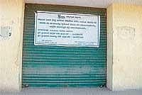 Paddy purchase centre locked by APMC officials as no farmers come for purchasing paddy there. DH Photo
