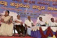 Deliberations: Poornima, Dr S L Srinivasa Murthy, Raghunath, Dr Dominque and Chairman M S Narasimhamurthy are seen at the seminar on Zilla Sahityaka Tiruvugalu on the second day of Kannada Sahitya Sammelana in Kolar. DH Photo