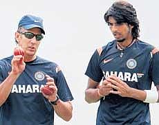 Bowling coach Eric Simmons (left) discusses a point with pacer Ishant Sharma on Wednesday. Reuters