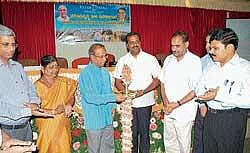 CMs Advisor for Urban Development Dr A Ravindra inaugurating a workshop on governments Urban Development Policy-2009 at SDM Business College in Mangalore on Friday