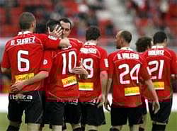 Mallorca's midfielder Julio Alvarez (2L) celebrates with teammates after scoring against Sporting Gijon during their Spanish league football match on March 7, 2010 at Ono Stadium in Palma de Mallorca. AFP
