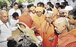 Seers Balagangadharanath (left), Dayananda Swami, Mathe Mahadevi and Vishwesha Theertha at the convention on cow slaughter ban in Bangalore on Thursday. dh photo