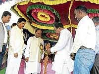 Inauguration: M Veerappa Moily, Union Minister for Law and Parliamentary Affairs launching various projects in Gauribidanur. Dh Photo