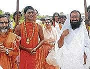 Nithyananda with Ravishankar at Tiruvannamalai Dhyanapeetam in 2009.