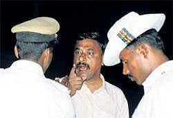 So what? When caught, arguing with the cops is a common sight. DH Photo by P Samson Victor