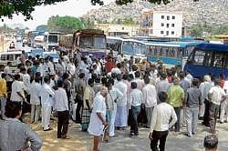 Kondarajanahalli residents staging a road blockade in front of Anjaneya temple on the outskirts of Kolar on Monday,  opposing the demolition of the temple. DH PHOTO