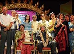 Poignant: Manoj Kumar and his wife at the ceremony.