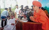 Moodbidri Jain Matt Seer Charukeerthi Bhattaraka Swamiji offering prayers for the departed souls. DH Photo