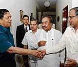 breaking the ice: BJP State President K S Eswarappa (centre), Ministers Suresh Kumar and V S Acharya with Lokayukta Justice Santosh Hegde at his residence in Bangalore on Friday. dh photo