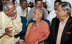 Pejawar Mutt seer Sri Vishvesha Theertha Swamiji and Union Minister S M Krishna at former minister M P Prakashs (L) 70th birthday celebrations in Bangalore on Sunday. DH photo