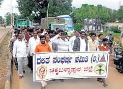 Dalit Sangarsha Samiti taking out a procession demanding ban on carrying of night soil in C B pur on Thursday. DSS Coordinator C G Gangappa, G Narayanaswamy are seen. DH Photo