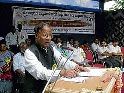 District in-charge Minister Mumtaz Ali Khan addressing literacy programme organised as part of the inauguration of Sakshar Bharat in Chikkaballapur on Monday. DH PHOTO