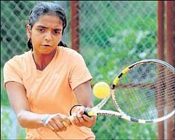 On the line: Preeti Bhandurge returns during her U-14   quarterfinal win over Prerana A Kalwar. DH photo