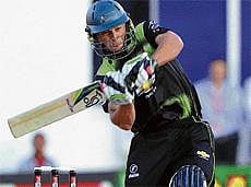 pulling his weight: Warriors skipper David Jacobs pulls during his sparkling 59 against Victorian Bushrangers. AFP