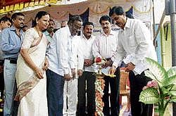 Legislator N H Shivashankar Reddy inaugurating community kitchen at the Government Hospital premises in Manchenahalli, Gauribidanur on Tuesday. DH Photo