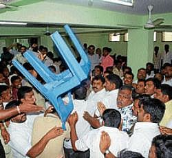 Congress workers clash during the preliminary meeting held to discuss election of president, district unit, in Mandya on Friday. DH Photo