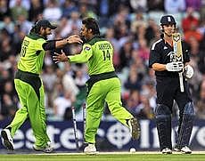 England players' strike averted; Riaz, Trott come to blows