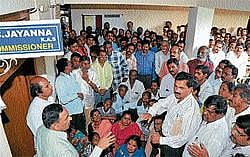 Commissioner, MUDA, P C Jayanna addressing the site aspirants who laid siege to his office in Mysore on Tuesday. Convener, ACICM, M Lakshmana, Fr Dr Dayanidhi Prabhu, Dr Anil Thomas and others are seen. DH Photo