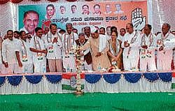 Leader of the opposition in the Legislative Assembly Siddaramaiah kicking off the party campaign for ZP, TP polls at Chamarajanagar on Friday. MLC M V Rajashekharan, MLAs H S Mahadev prasad, R Narendra, Puttarangashetty and V Srinivasprasad, MP R Dhruvanarayan, and others are also seen. DH photo