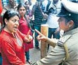 Slog for ticket: Tempers went ballistic outside the Chinnaswamy Stadium where ticket-seekers had heated exchanges with the police on duty on Thursday. DH Photo/M S Manjunath