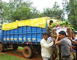 Policemen on Monday taking out coffins of slain policemen at Dantewada police line from Kirandul Nagar Palika garbage vehicle. (Photo : IANS)