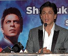 Rajnikanth plays Chitti - the robot in SRK's 'Ra.One'