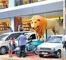 Unlawful Models of a lion and an elephant (below) were kept on the pavement on Dickenson Road recently. DH Photo by Janardhan B K