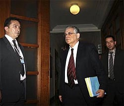 Greek Prime Minister Lucas Papademos (C) arrives for a cabinet meeting in Athens- Reuters Photo