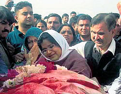 Madhurani Tewatia, IAS officer serving in Madhya Pradesh and widow of murdered IPS officer Narendra Kumar Singh (inset), cries foul and demands a CBI probe into her husbands death. The young officer was crushed to death allegedly by the sand mining mafia.