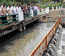 Choked: Mayor D Venkatesh Murthy inspects Kempambudhi Lake, along with  MLAs Ashwathnarayan, Ravi Subramanya, Palike Commissioner M K Shankarlinge Gowda and others on Wednesday. DH Photo