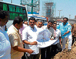 Mayor D Venkatesh Murthy and Deputy Mayor L Srinivas inspect the progress of civic projects at Nayandahalli on Monday. dh photo