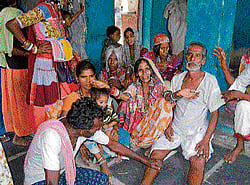 Rudra Nayaks parents Sunkappa and Sakramma grieve the death of their son and three other family members at Kenchanagunda thanda in Siruguppa taluk, Bellary. dh photo
