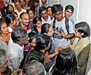 Key notes: Parents and students swarm Rashmi, Commissioner, Department of PU Education, to know more about the CET counselling, at Jnana Degula, an event hosted by Deccan Herald-Prajavani, in Bangalore on Sunday. DH Photo