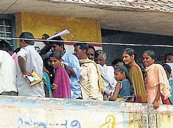Serpentine queue of parents and students in front of Nemmadi Kendra to obtain various certificates, in Hirisave, in Hassan district recently. dh photo