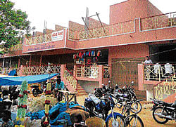 The newly-constructed shops at commercial complex at Gandhi Circle by the Gauribidnur Town Municipal Council. DH Photo