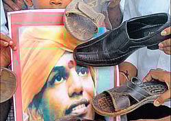 Pro-Kannada activists stage a protest in Bagalkot on Sunday demanding the arrest of Swami Nithyananda. kpn