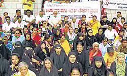Members of Beedi Workers Association and Student Federation of India stage a protest demonstration seeking fulfilment of their demands in Mandya recently. C Kumari, Rajendra Singh Babu, Mahadevamma, G Ramakrishna, Razia Begum and others are seen. dh photo