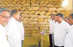 MP R Dhruvanarayan inspects Turmeric Procurement Centre at APMC, Chamarajanagar recently. MLA&#8200;C&#8200;Puttarangashetty, taluk panchayat ex-president B&#8200;K Ravikumar, TAPMC president Basavanna and horticulture officer Mahadevaswamy are seen. dh photo