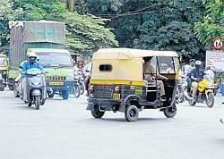chaotic An autorickshaw jumps the signal and whizzes past. DH Photo by Shivakumar B H