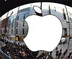 People wait on a street in front of an Apple store as they await sales of the new iPad in Munich.  REUTERS