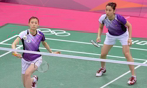 Kim Ha Na (L) and Jung Kyung Eun of South Korea playing a shot during their women's doubles badminton match against China's Wang Xiaoli and Yu Yang at the London 2012 Olympic Games in London on July 31, 2012. AFP