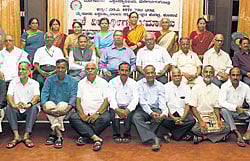 Kannada University (Hampi) former VC Prof Lakkappa Gowda (4th from left in middle row) and Kannada University and KSOU former VC Dr B A Viveka Rai (5th from left in middle row), the teachers for 1971-73 batch, along with their students at the reunion in Mangalore university.