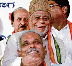 Senior Congress leaders C K Jaffer Sharief and Kagodu Thimmappa share a light moment during the birth anniversary of Devaraj Urs in Bangalore on Monday. DH Photo