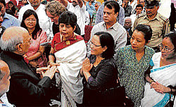 Governor H R Bhardwaj interacts with North-East people at Id Milan harmony dinner in the City on Wednesday. DH Photo