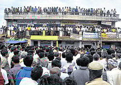 furious: Residents from 20 villages stage a protest at Terra Firma landfill off Doddaballapur on Thursday, opposing dumping of garbage from the City. dh photo/B K Janaradhana
